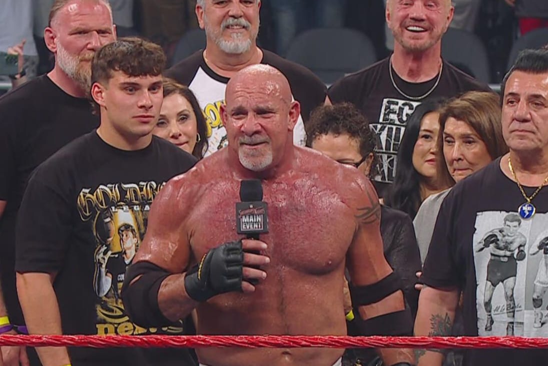 Abschiedsrede nach seinem letzten Match: Goldberg (M.) umringt von Familie und Weggefährten im Ring.