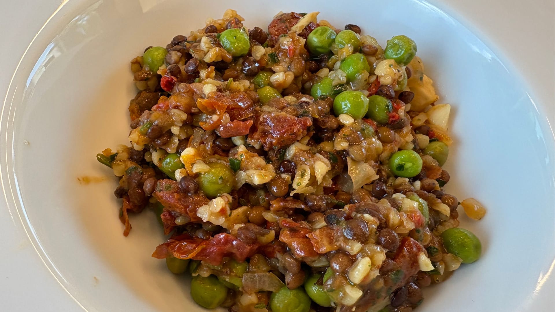 Bulgursalat mit Linsen: Das vegane Gericht kostet 8,40 Euro.