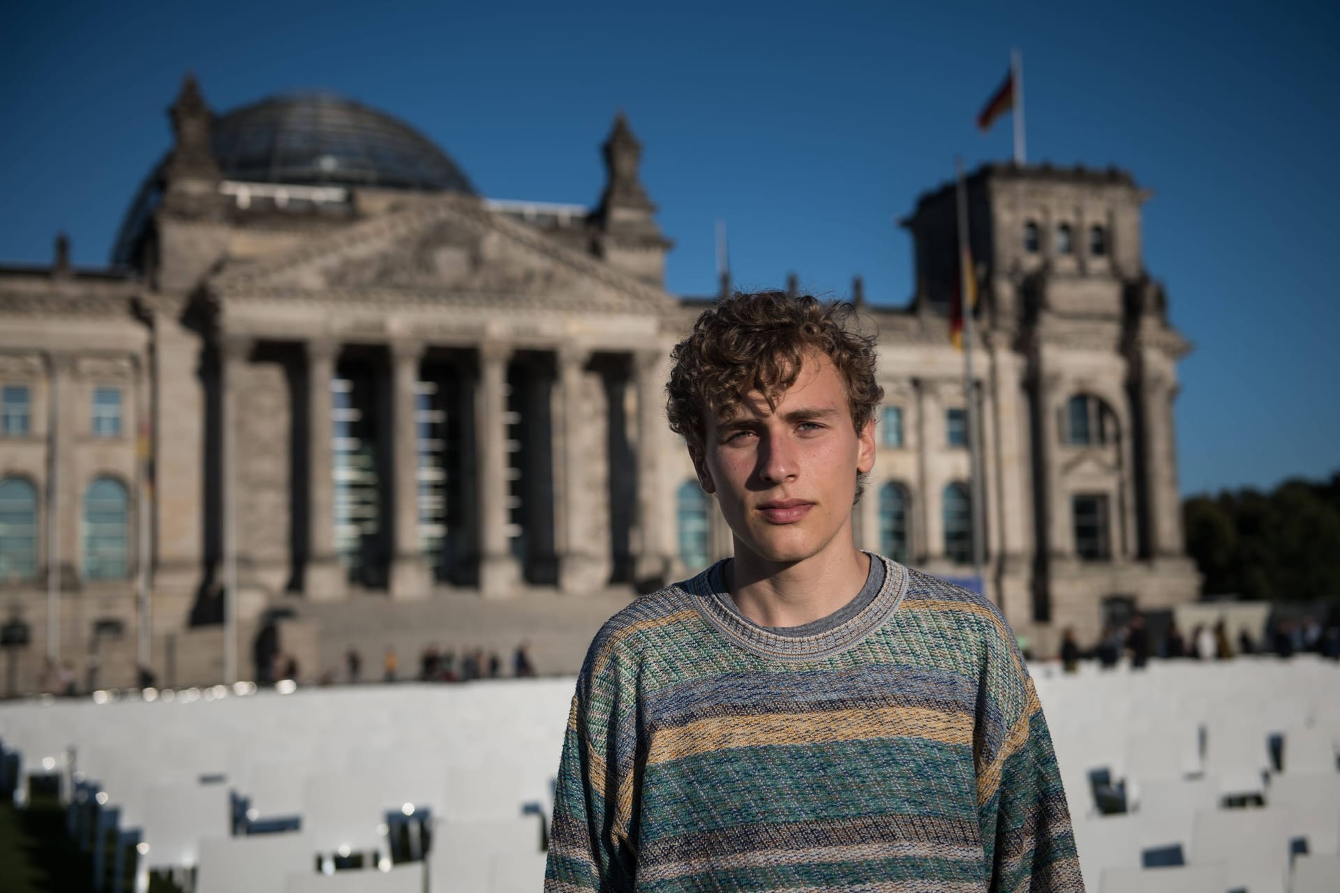 Der Chef der Grünen Jugend, Jakob Blasel, vor dem Bundestag in Berlin (Archivbild). Für den Klimaschutz fasst er auch radikale Maßnahmen ins Auge.