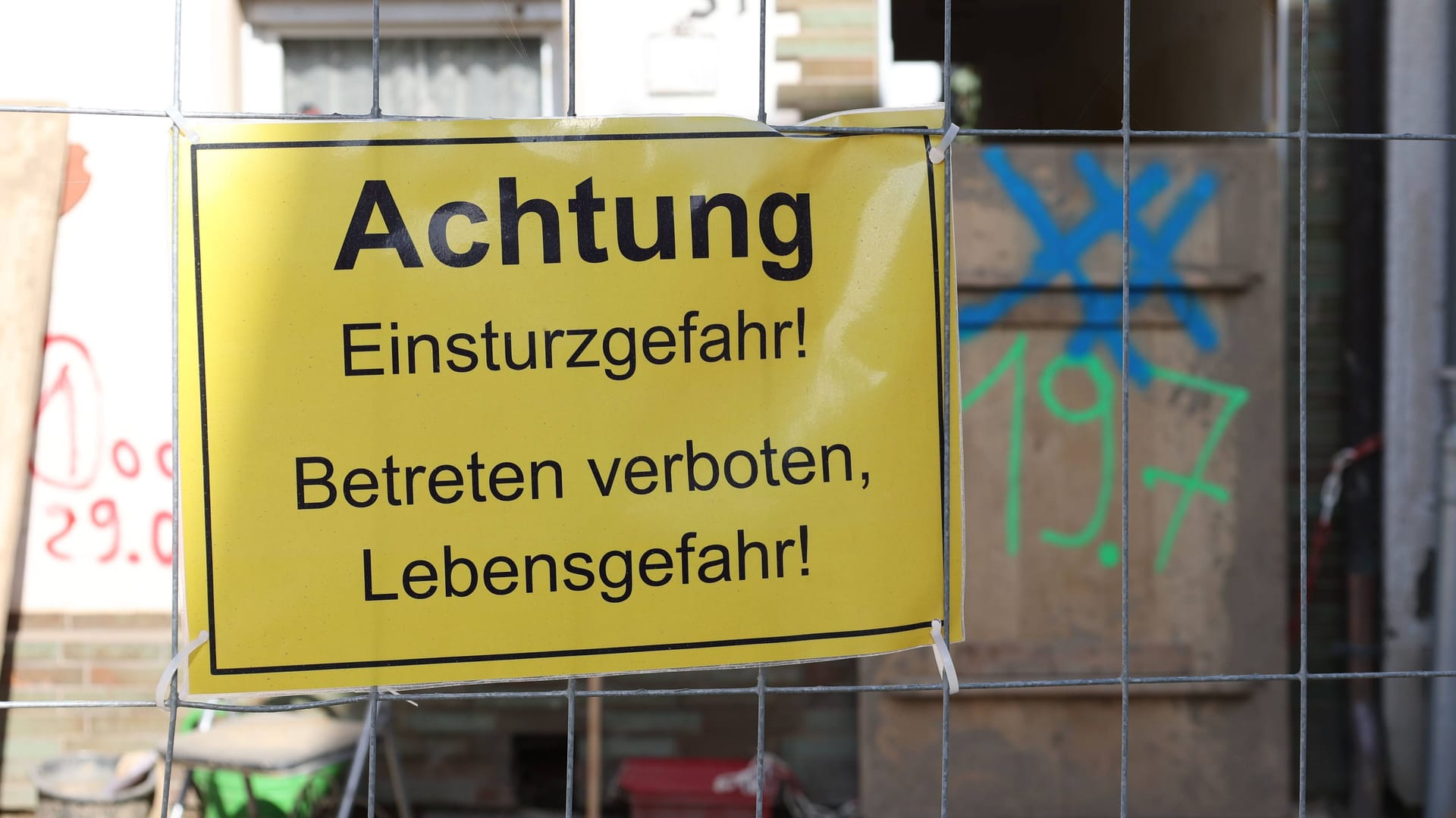Warnschild wegen Einsturzgefahr (Symbolbild): Ein Gutachten für die Sporthalle wird im August erwartet.