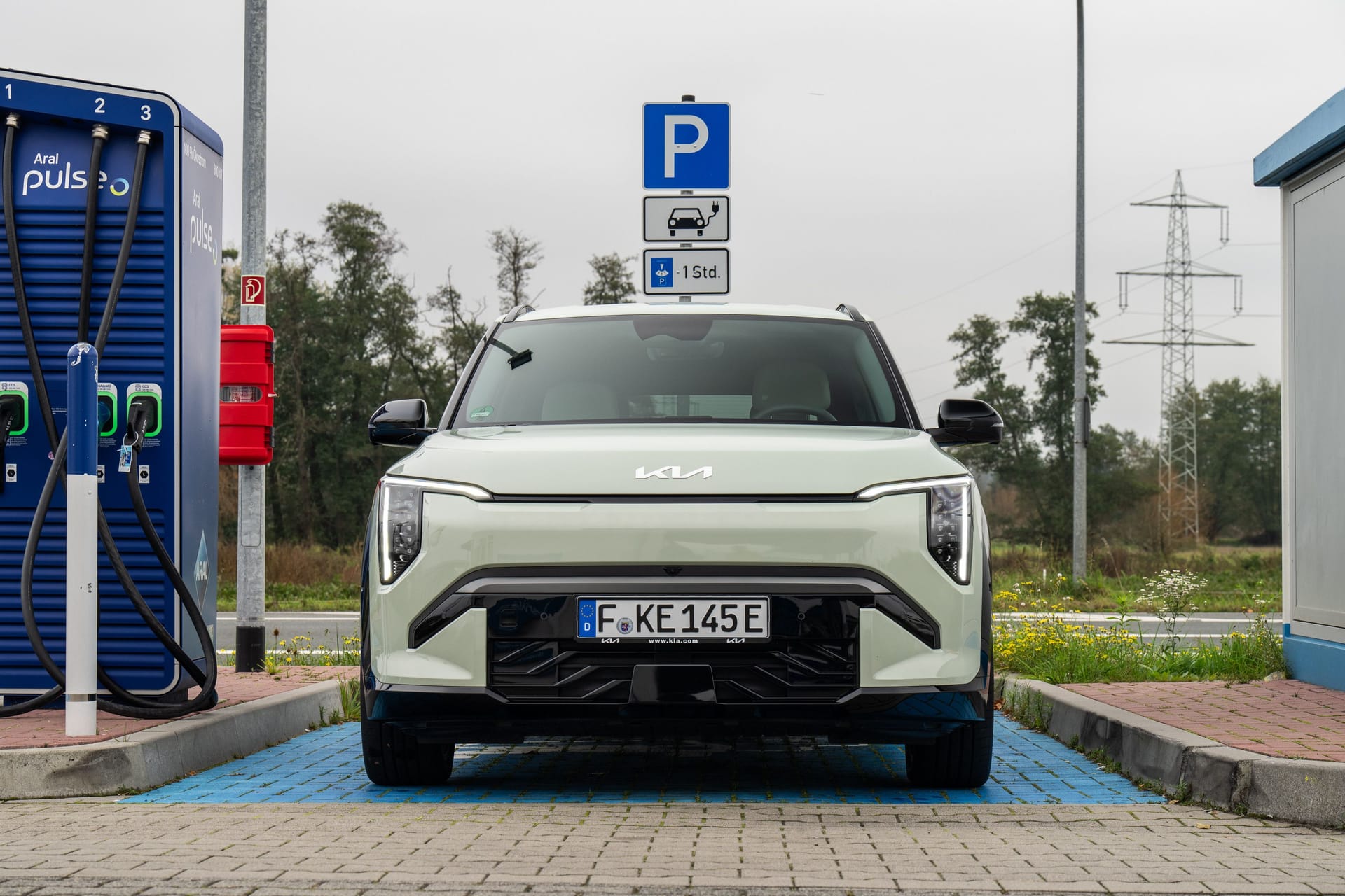 E-Auto an der Ladesäule: In Deutschland lahmt der Fortschritt.