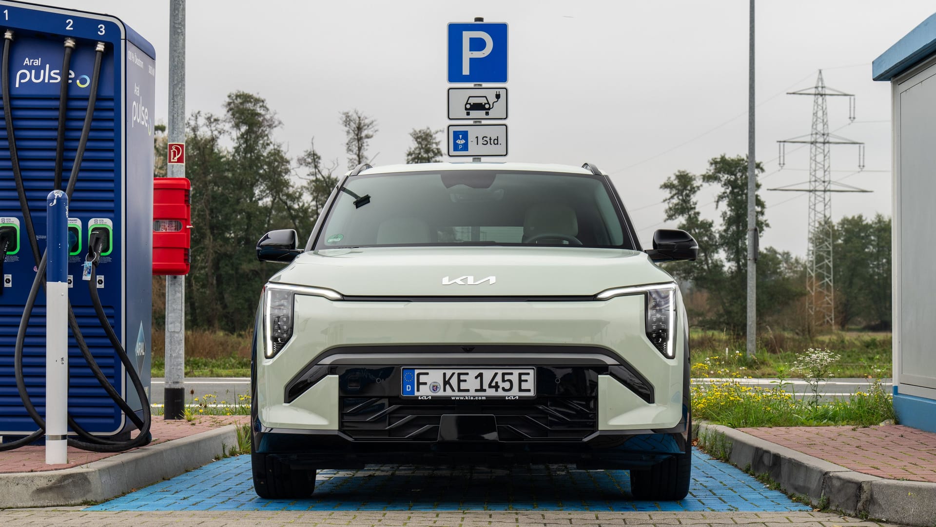 E-Auto an der Ladesäule: In Deutschland lahmt der Fortschritt.