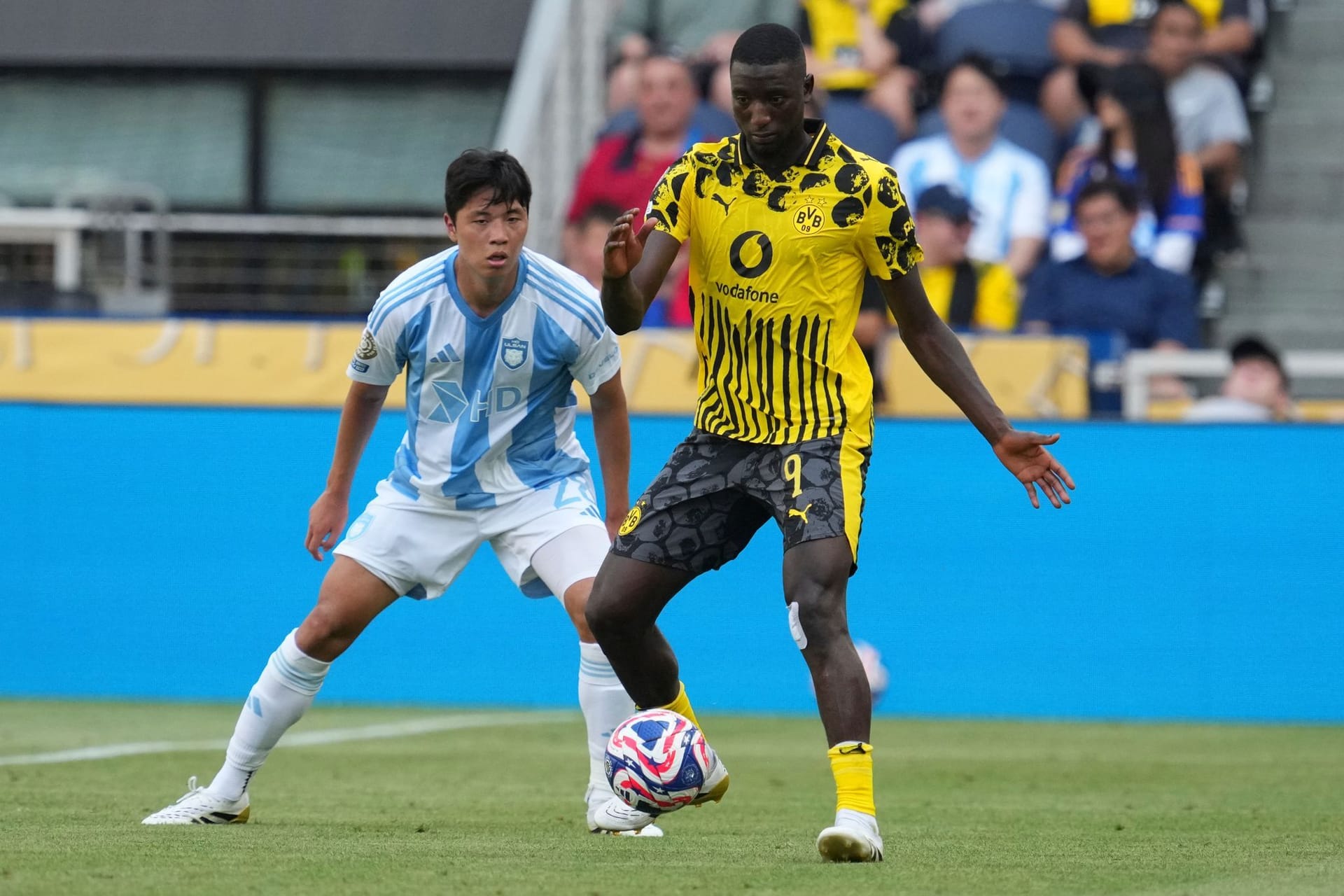 Serhou Guirassy (r) im Schwarz-Gelben Puma-Trikot.
