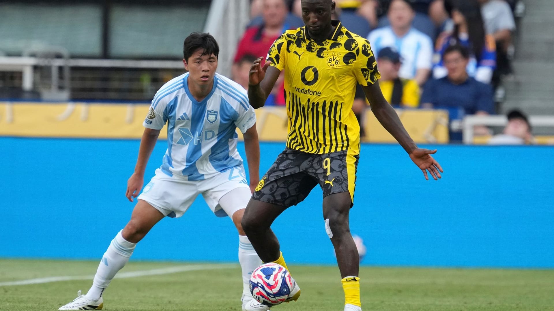 Serhou Guirassy (r) im Schwarz-Gelben Puma-Trikot.
