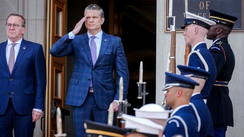 Boris Pistorius (SPD, l.) mit Pete Hegseth.