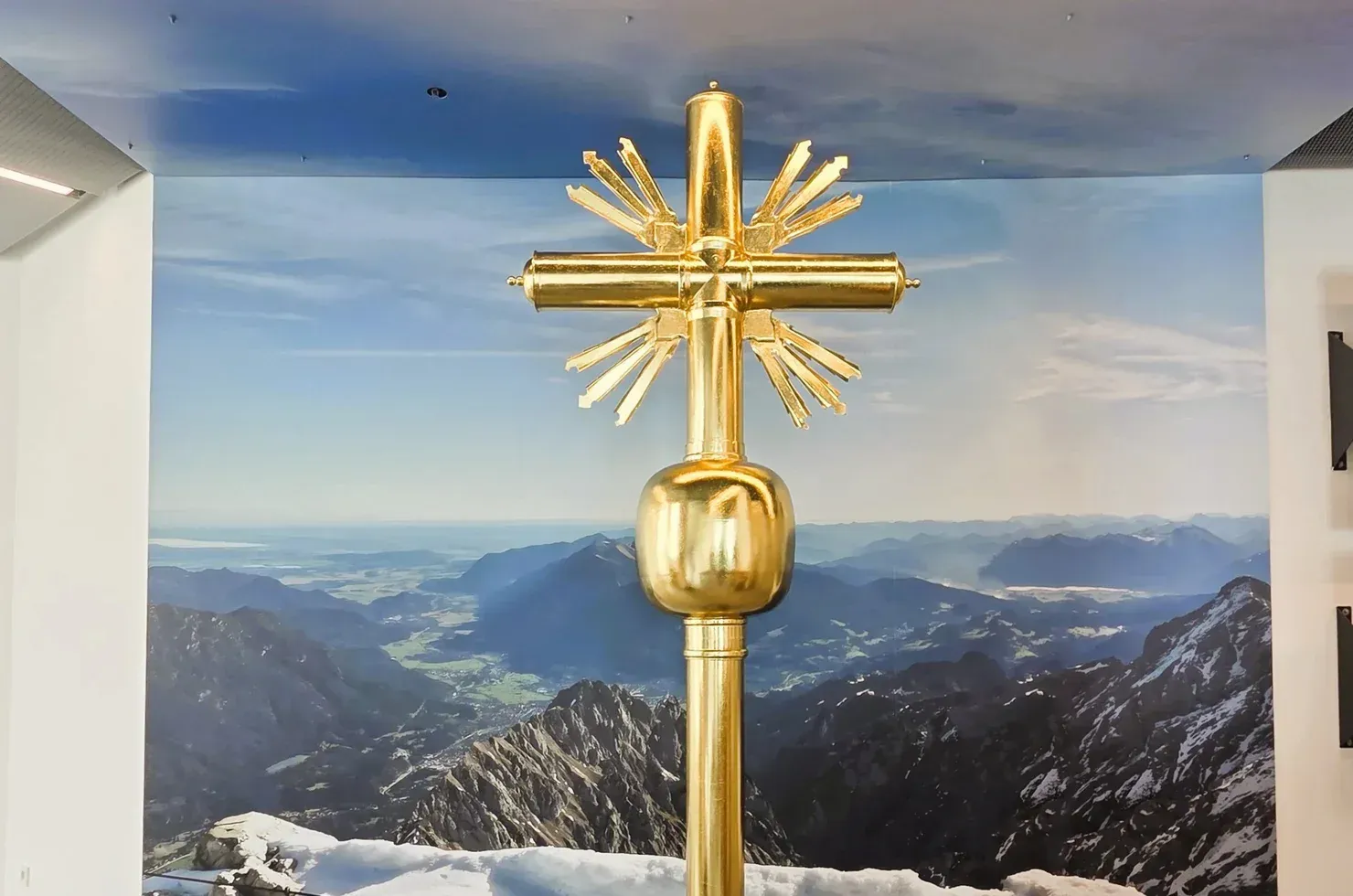 Das neue Gipfelkreuz in der Ausstellung.