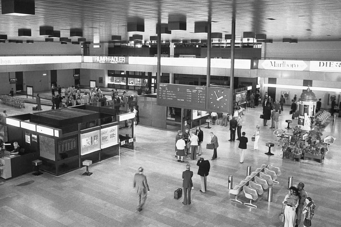 So sah die heutige Abflughalle 2 früher aus: 1975 wurde sie eingeweiht – damals noch als Ankunftshalle.