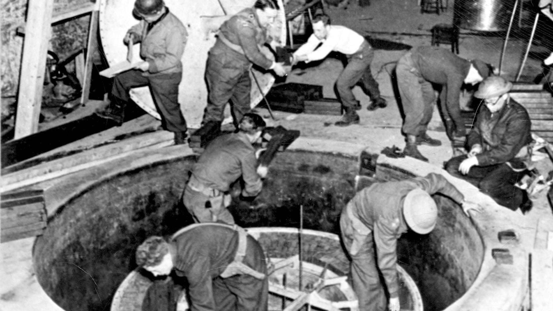 Der deutsche Forschungsreaktor Haigerloch wird nach dem Krieg von alliierten Soldaten demontiert. Der deutsche Forschungsreaktor Haigerloch wird nach dem Krieg von alliierten Soldaten demontiert.