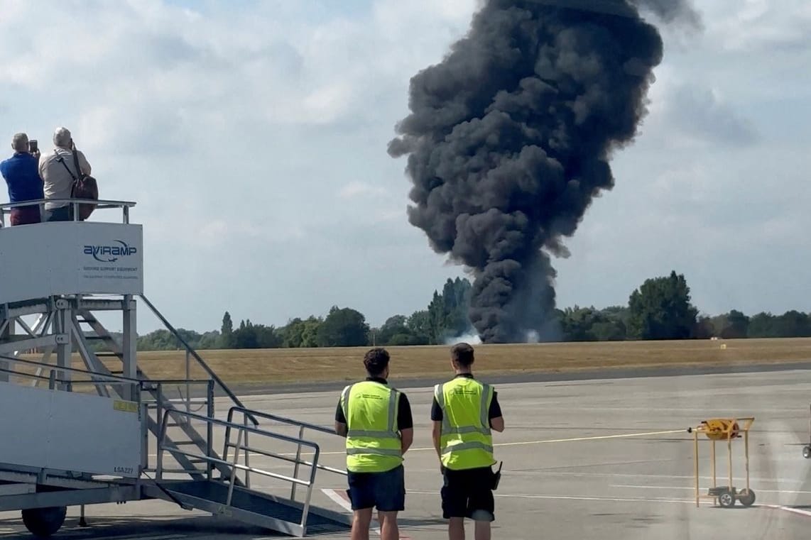 Eine schwarze Rauchsäule auf dem Flughafen Southend bei London: Vier Menschen starben bei dem Flugzeugunglück.