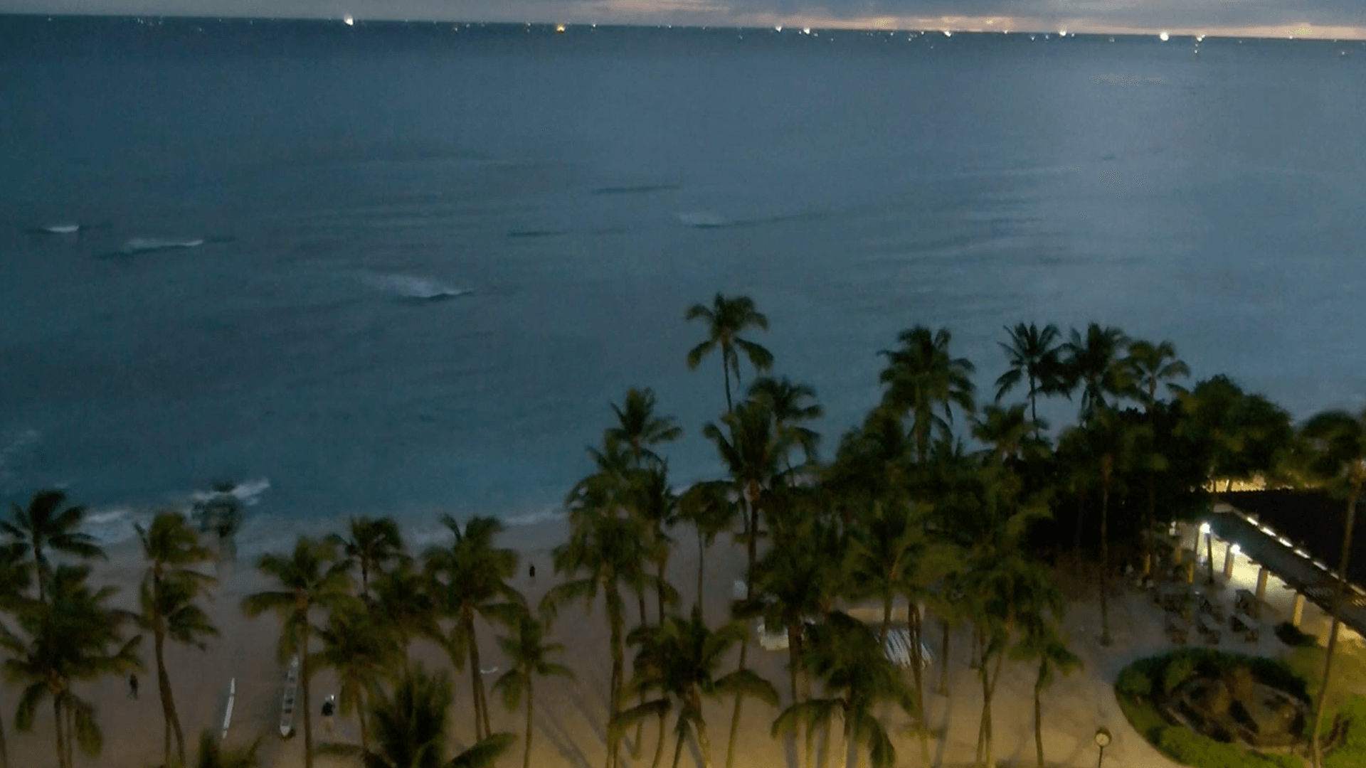 Die Küste von Hawaii: Laut Behörden sind die ersten Wellen auf Land getroffen.