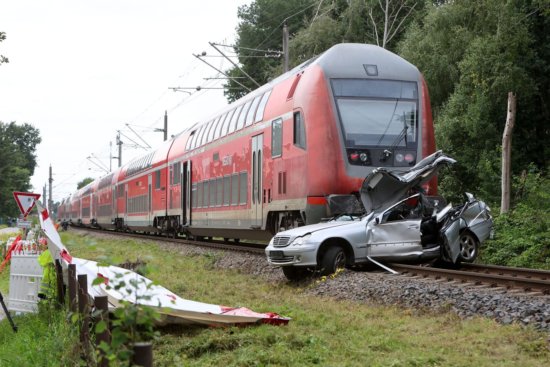 Junge und Mann sterben bei Zusammenstoß von Zug und Auto