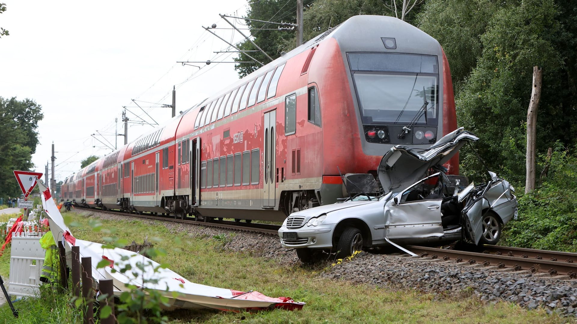 Junge und Mann sterben bei Zusammenstoß von Zug und Auto Junge und Mann sterben bei Zusammenstoß von Zug und Auto