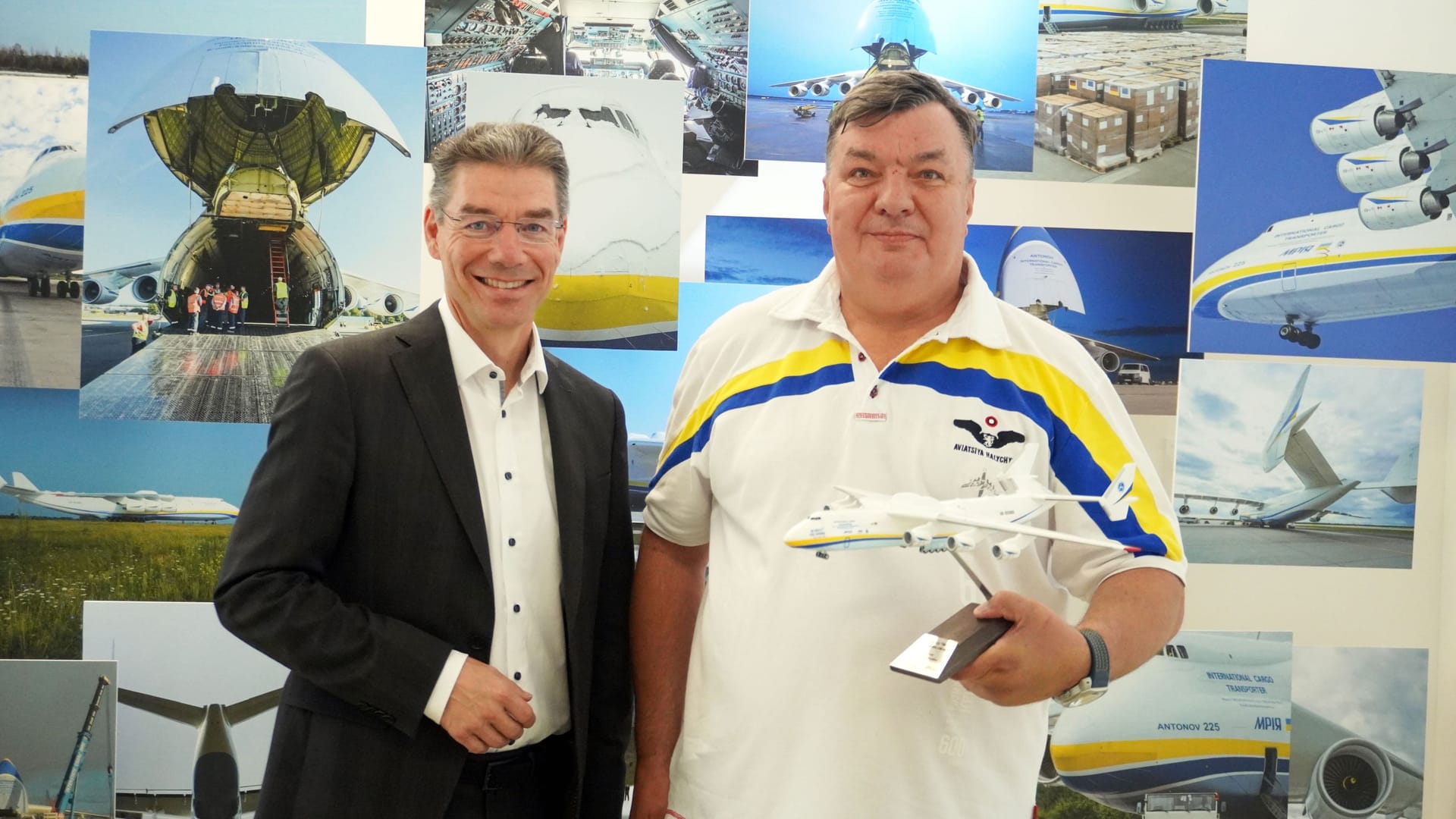 Pilot Dmytro Antonov (re.), der die An-225 zuletzt geflogen ist, mit Generaldirektor Michael Decker bei der Eröffnung der Ausstellung in der Flugwerft.