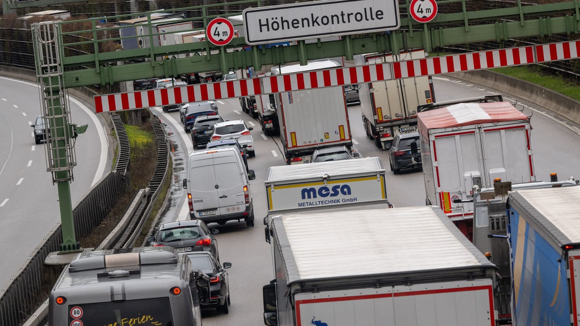 Stau auf der Autobahn A99
