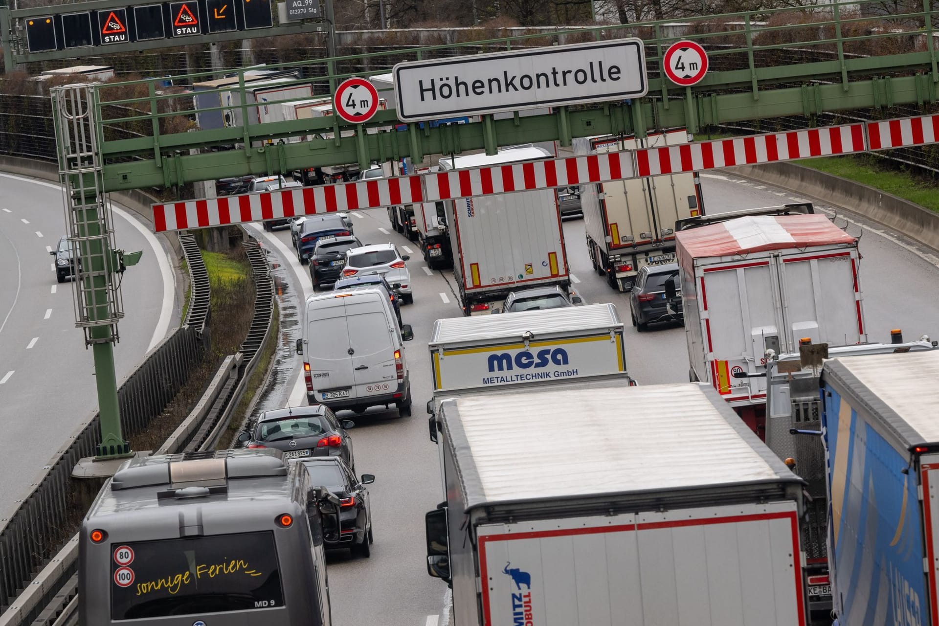 Stau auf der Autobahn A99