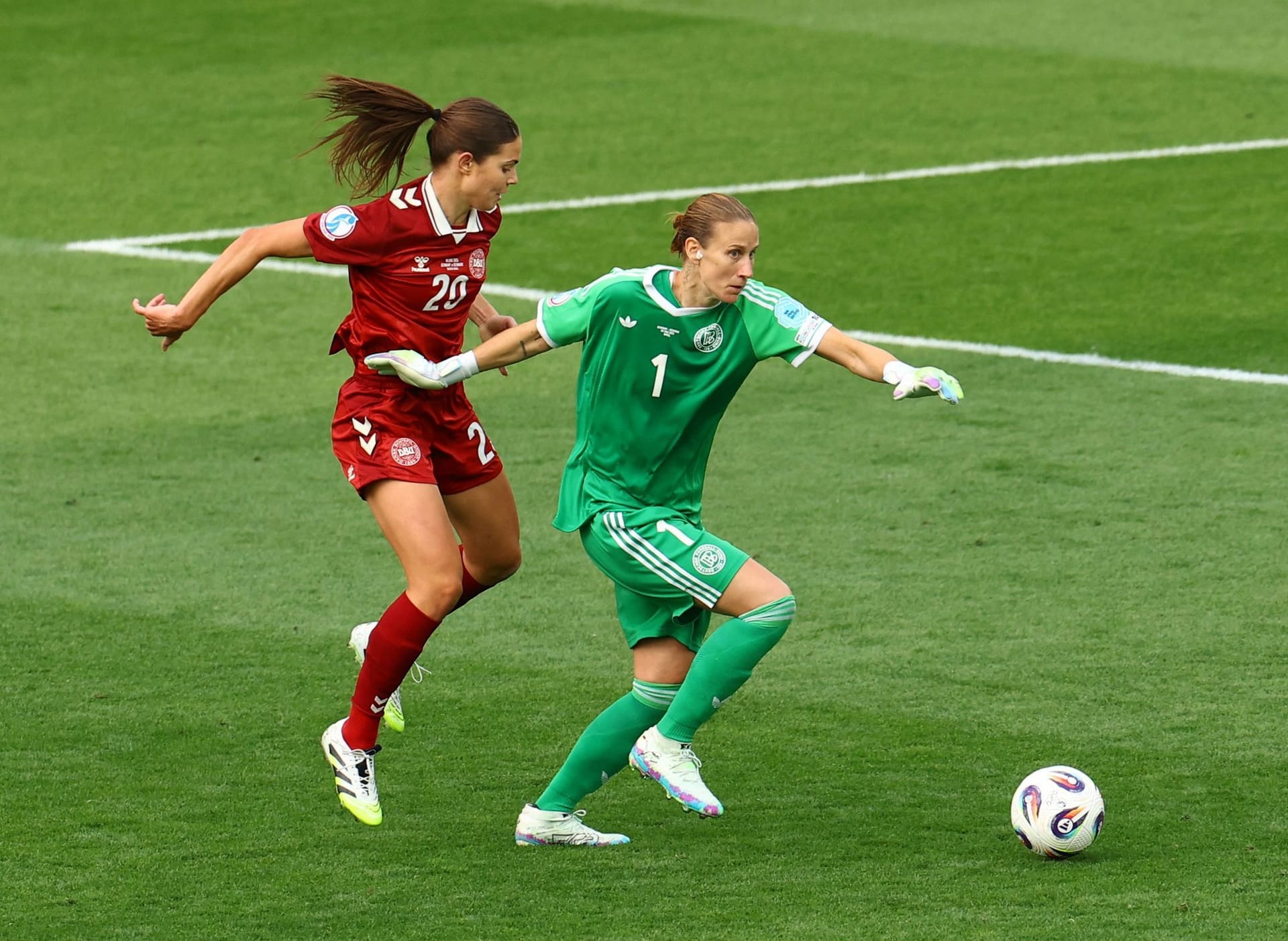 Berger (r.) im Duell mit Dänemarks Signe Bruun.