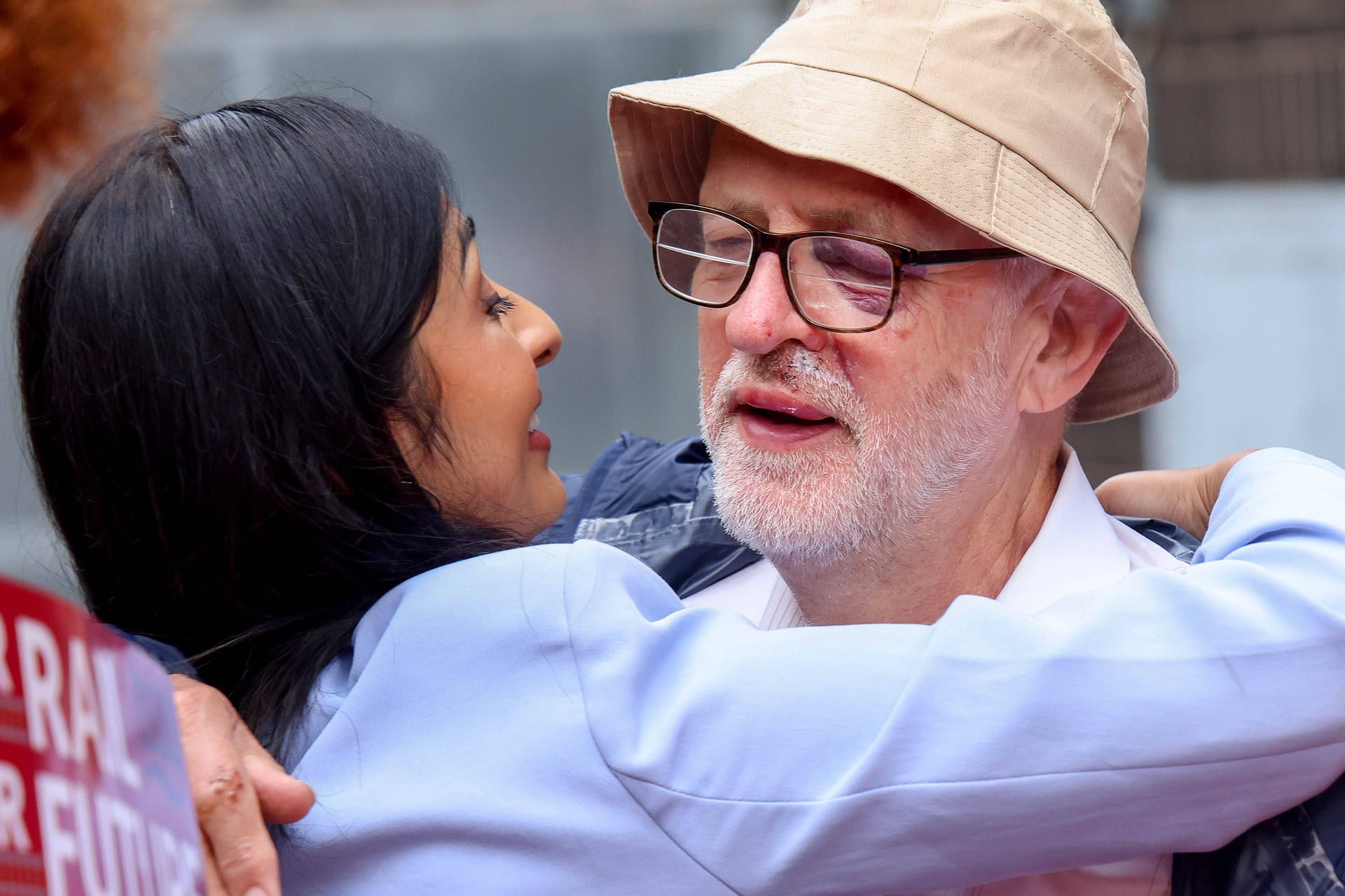 Zarah Sultana und Jeremy Corbyn bei einem Streik 2022. Die beiden ehemaligen Labour-Politiker wollen eine neue Partei gründen. (Archivbild)