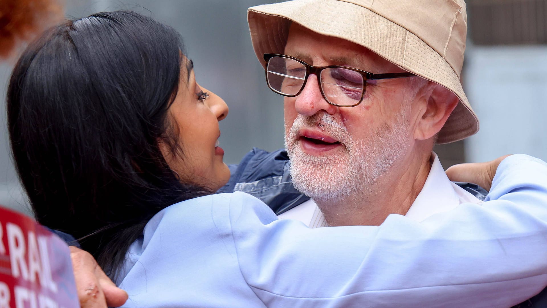 Zarah Sultana und Jeremy Corbyn bei einem Streik 2022. Die beiden ehemaligen Labour-Politiker wollen eine neue Partei gründen. (Archivbild)