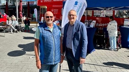 Patient Stephan S. (l.) mit Professor Ulrich Sliwka, Chefarzt der Klinik für Neurologie am Sana-Klinikum Remscheid.