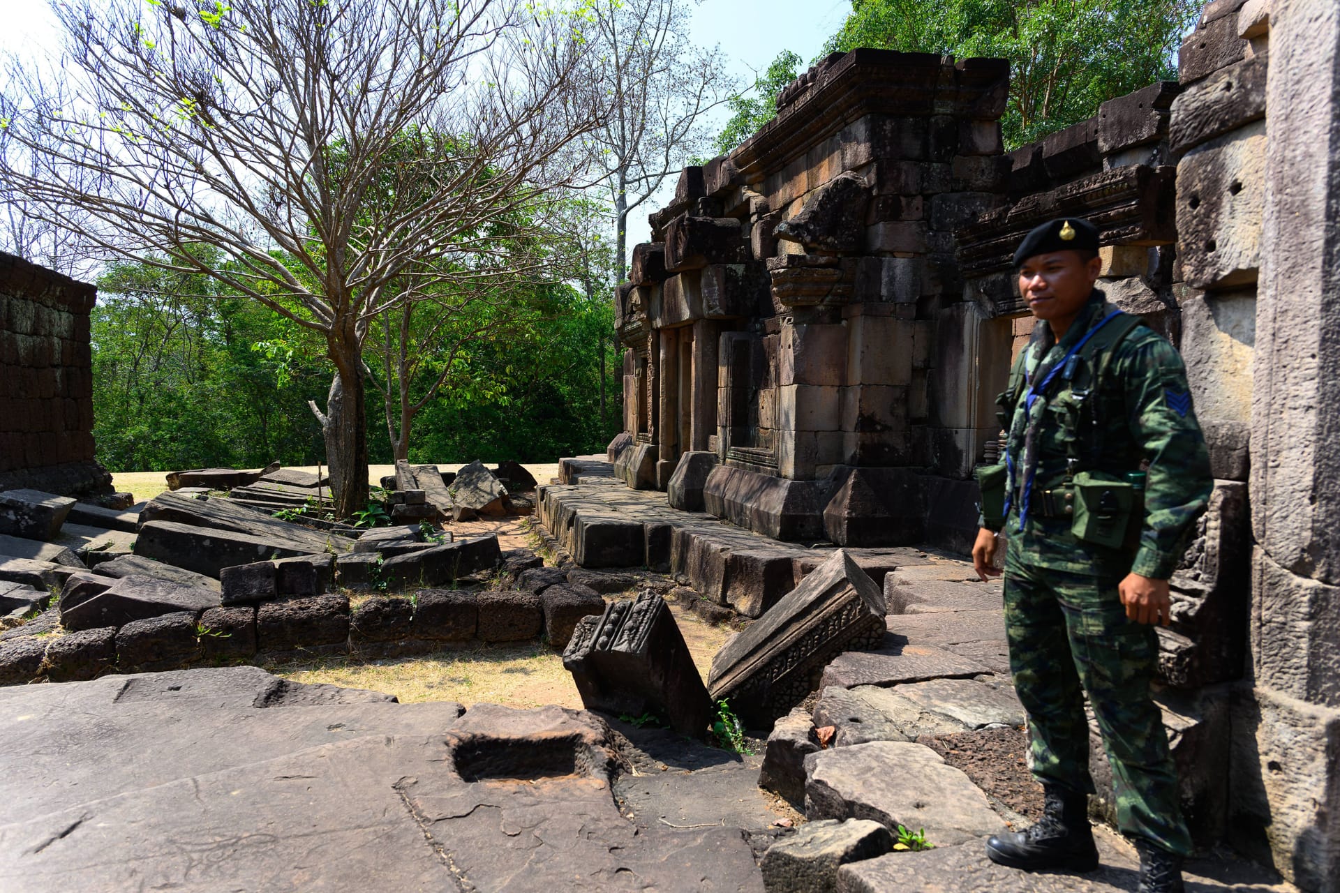 Der Tempelbezirk Ta Muen: Ein thailändischer Soldat hat Stellung bezogen. Der Tempelbezirk Ta Muen: Ein thailändischer Soldat hat Stellung bezogen.