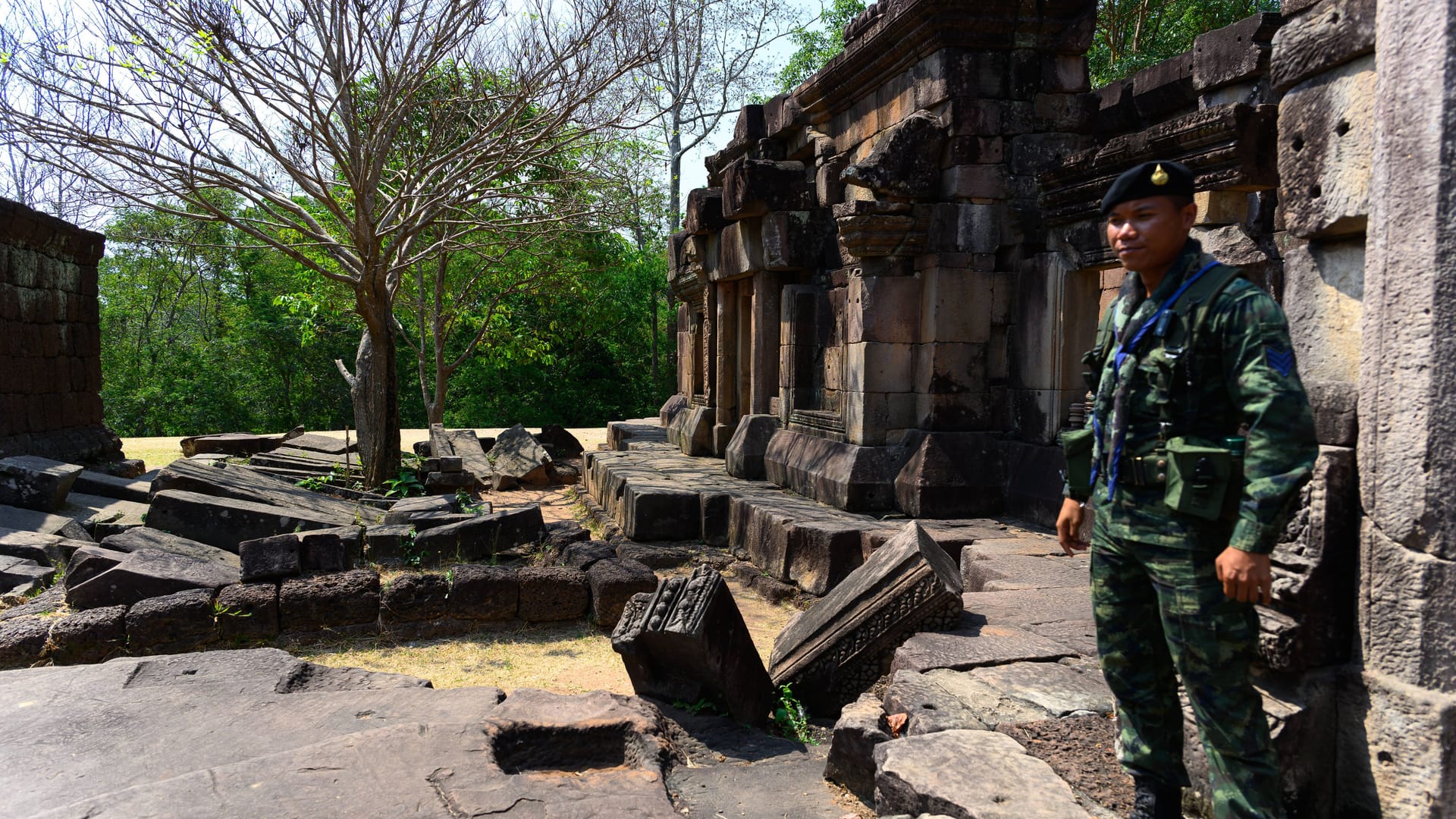 Der Tempelbezirk Ta Muen: Ein thailändischer Soldat hat Stellung bezogen. Der Tempelbezirk Ta Muen: Ein thailändischer Soldat hat Stellung bezogen.