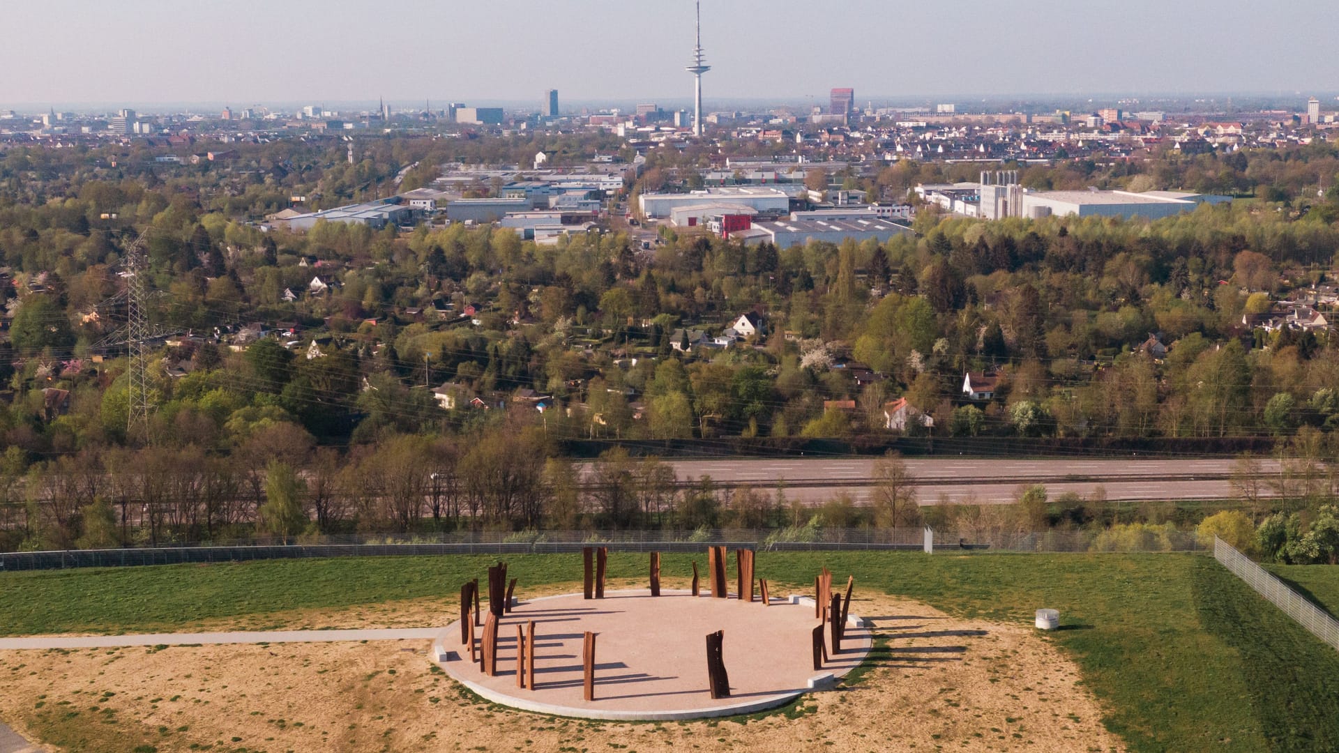 Weiter Blick: Auf der einen Seite die Stadt, auf der anderen Seite die Wiesen des Blocklands.