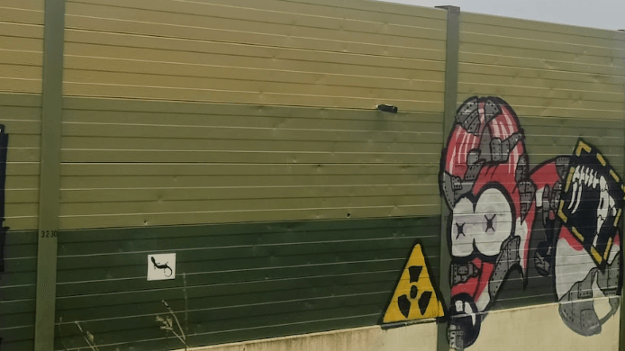Wie die Flasche in die Schallschutzwand gekommen ist – unklar.
