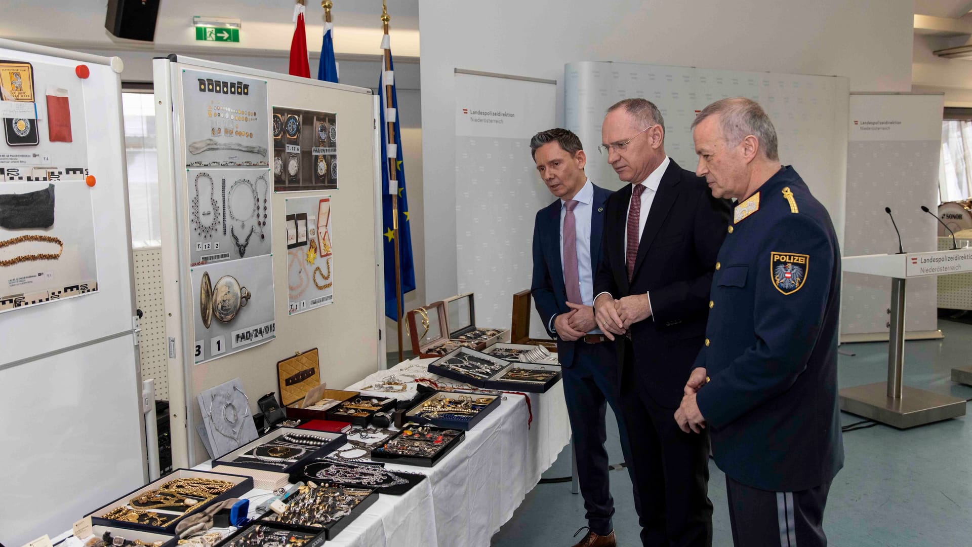 Bei einer Hausdurchsuchung stellten österreichische Beamte Schmuck, Gold, hochpreisige Armbanduhren sowie Bargeld sicher.
