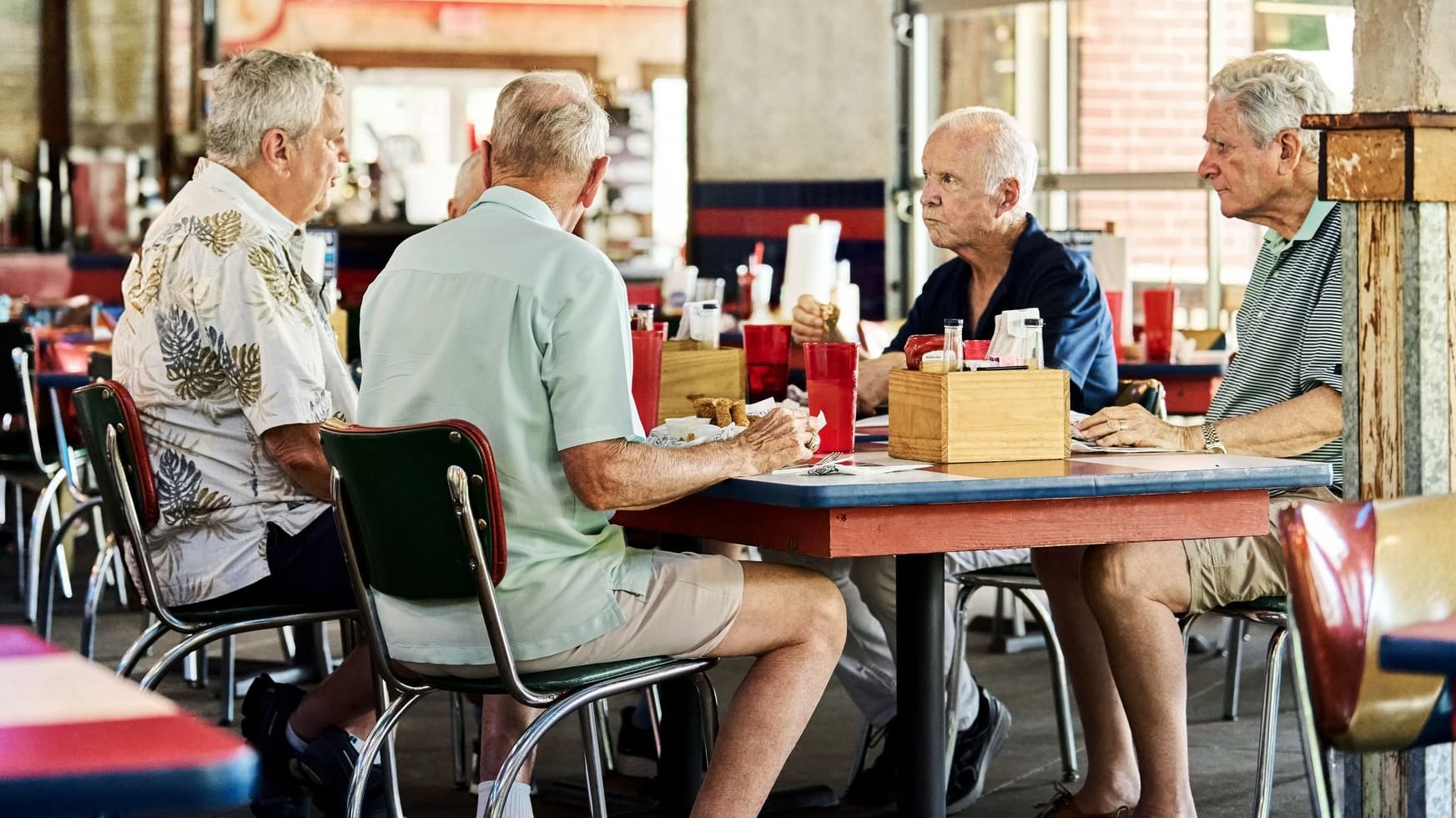 Rentner treffen sich in einem Fast-Food-Restaurant