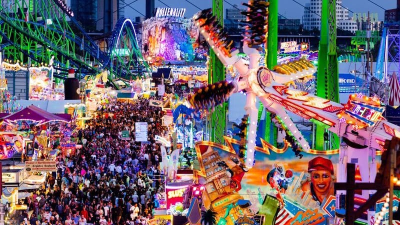 Besucher gehen über die Düsseldorfer Rheinkirmes (Archivbild). Viele Schausteller locken auch dieses Mal auf das Fest.