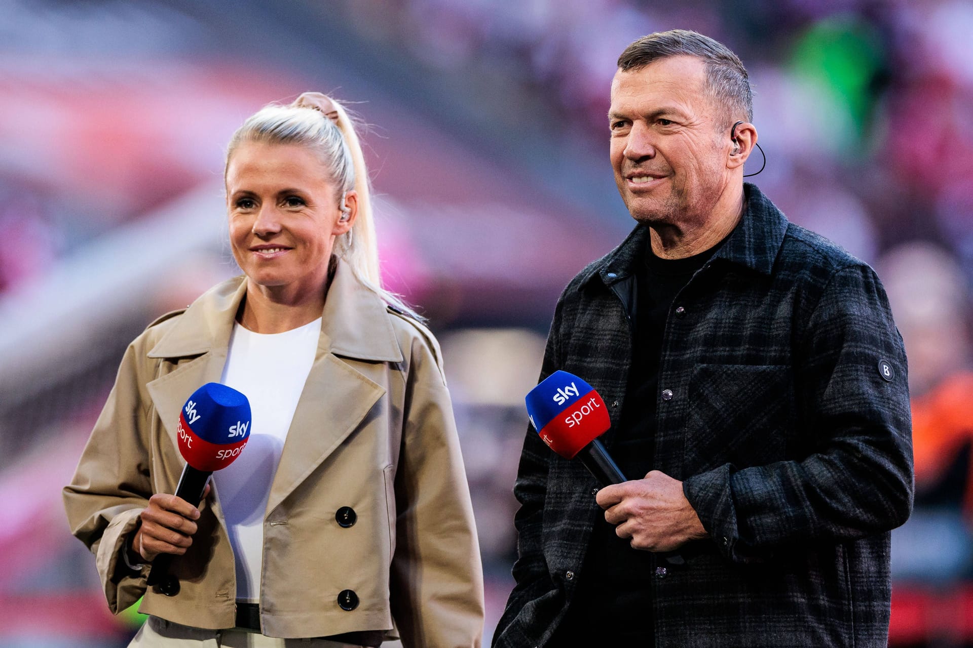 Julia Šimić (l.) und Lothar Matthäus: Gemeinsam stehen sie als Sky-Experten an der Seitenlinie.
