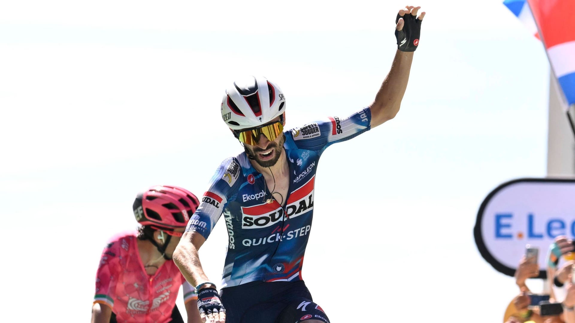 Valentin Paret-Peintre: Der Franzose hat die Etappe im Sprintduell gegen den Iren Ben Healy gewonnen.