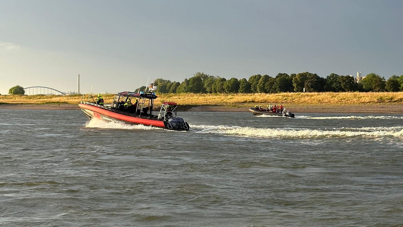 Auf zwei Booten suchten Einsatzkräfte der Feuerwehr den Rhein nach dem vermissten Kind ab: Der Sechsjährige konnte nur noch tot geborgen werden.