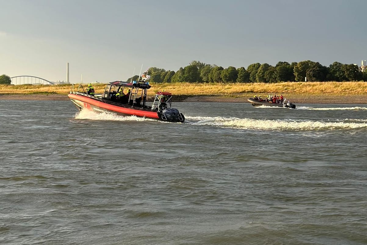 Auf zwei Booten suchten Einsatzkräfte der Feuerwehr den Rhein nach dem vermissten Kind ab: Der Sechsjährige konnte nur noch tot geborgen werden.