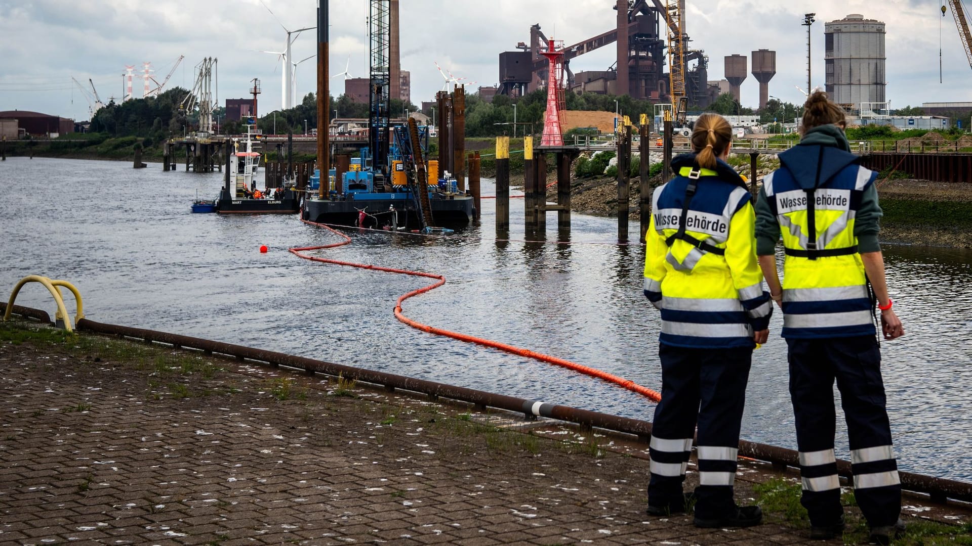 Der gesunkene Schlepper ragt aus dem Wasser: Einsatzkräfte haben eine Ölsperre errichtet. Der gesunkene Schlepper ragt aus dem Wasser: Einsatzkräfte haben eine Ölsperre errichtet.