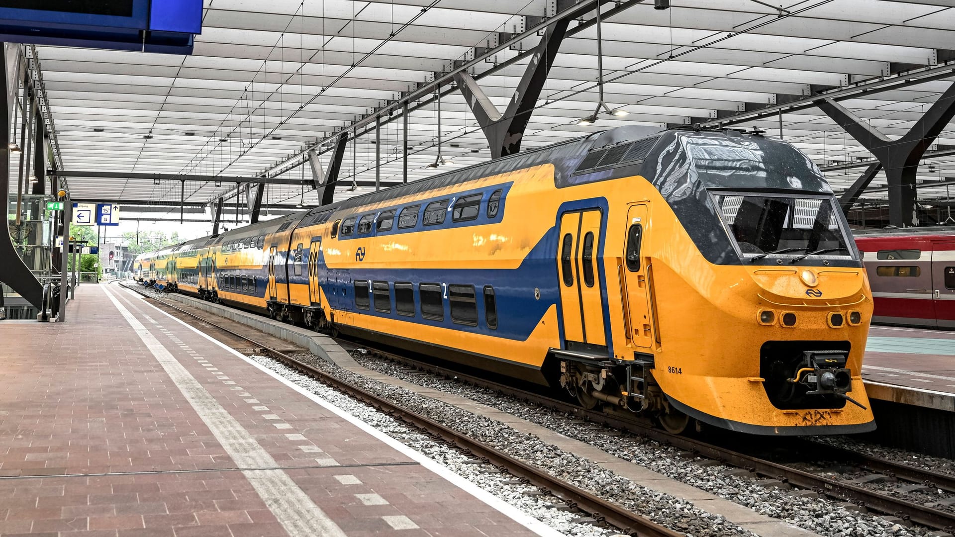 Ein Zug des niederländischen Transportunternehmens NS im Bahnhof von Rotterdam: Das deutsche Nachbarland will rollende Lazarette entwickeln.