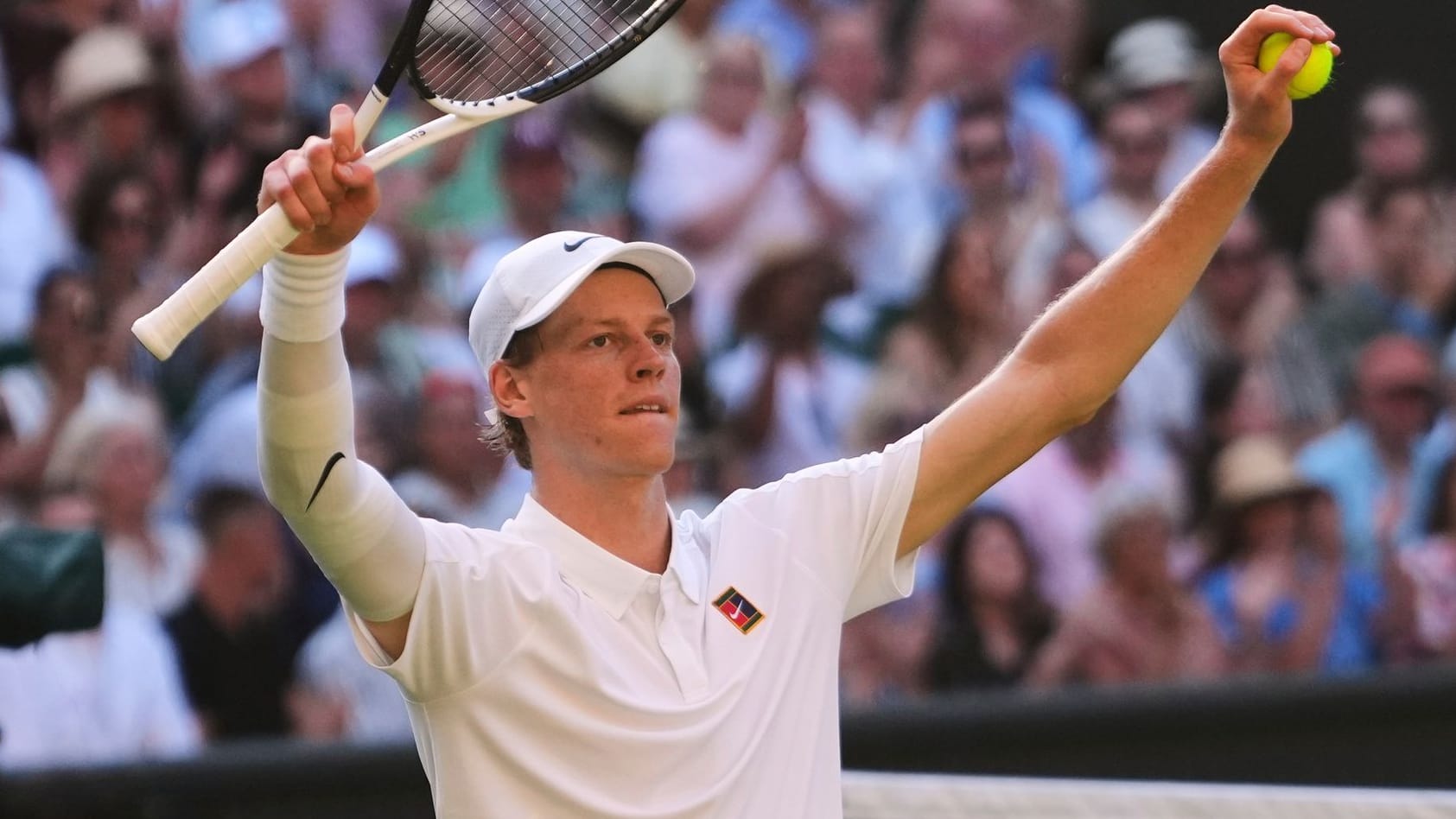 Finale! Jannik Sinner feiert seinen Endspiel-Einzug in Wimbledon nach dem Sieg gegen Novak Djoković.