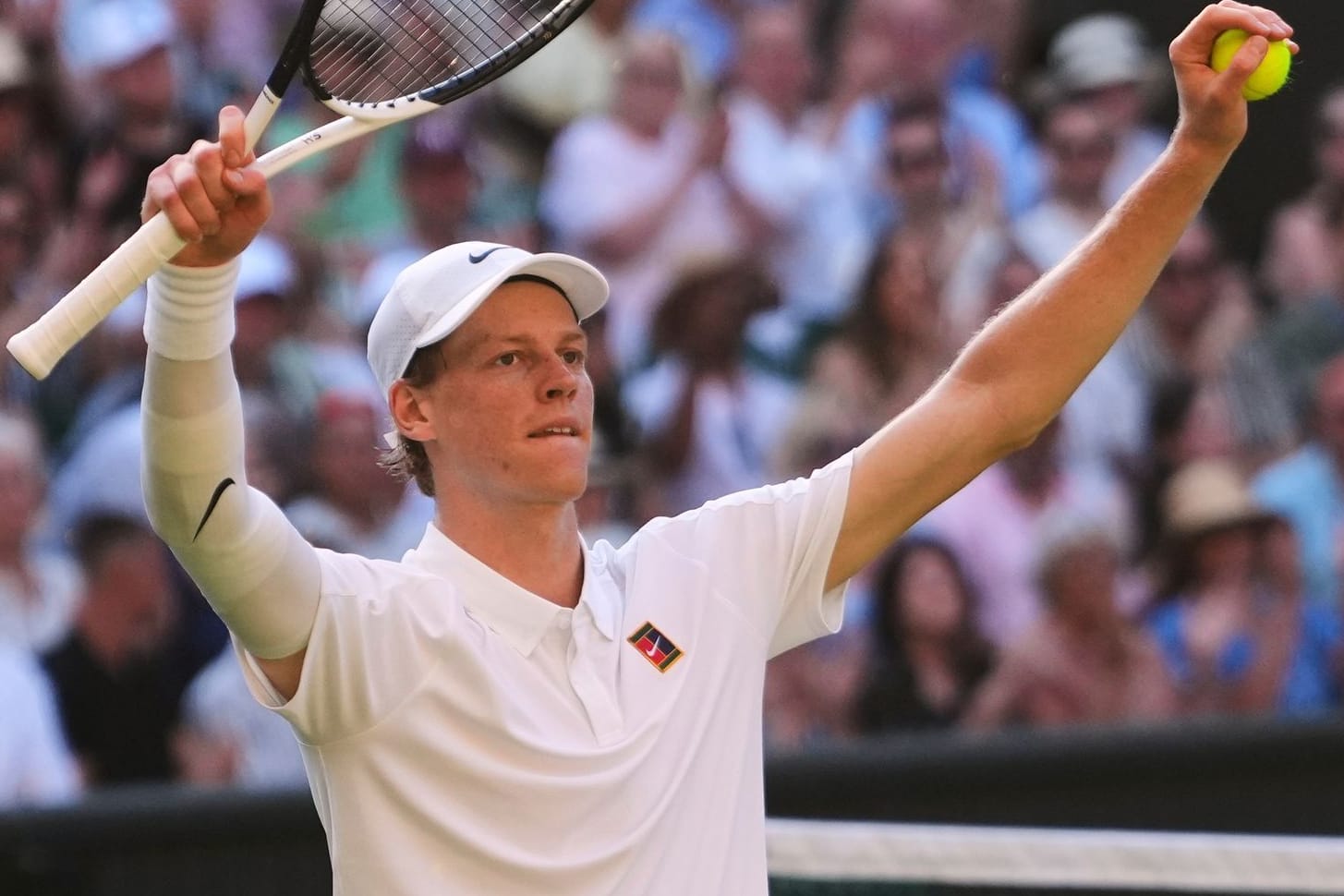 Finale! Jannik Sinner feiert seinen Endspiel-Einzug in Wimbledon nach dem Sieg gegen Novak Djoković.
