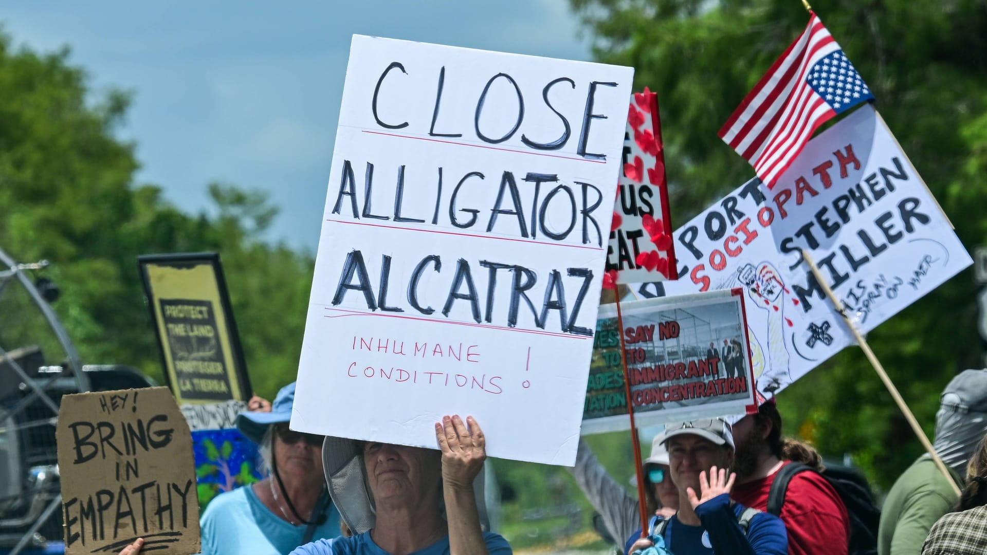 Eine Protestkundgebung gegen das Abschiebegefängnis "Alligator Alcatraz".