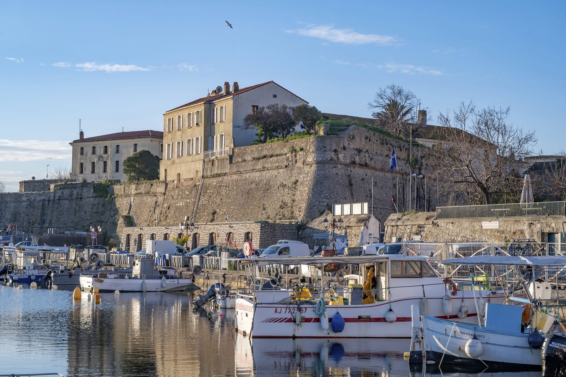 Traditionelle Fischerboote im Port Tino Rossi in Ajaccio auf Korsika (Archivbild): Ein schweres Bimmelbahn-Unglück ereignete sich am Donnerstag.