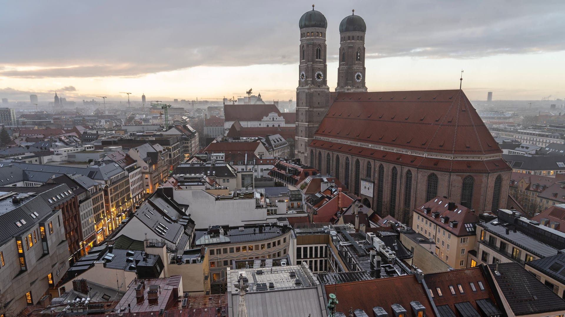 Eine Regenfront zieht über München (Archivbild):