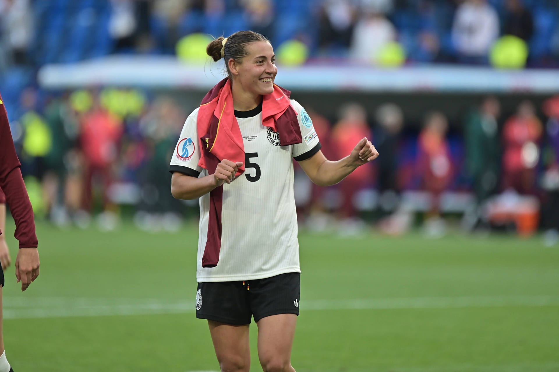 Auch ohne die verletzte Kapitänin gewinnen die deutschen Frauen ihr zweites Gruppenspiel bei der EM. Nicht nur Gwinns Ersatz kann sich dabei ins Rampenlicht spielen. Die Mannschaft in der Einzelkritik nach dem Sieg gegen Dänemark. Auch ohne die verletzte Kapitänin gewinnen die deutschen Frauen ihr zweites Gruppenspiel bei der EM. Nicht nur Gwinns Ersatz kann sich dabei ins Rampenlicht spielen. Die Mannschaft in der Einzelkritik nach dem Sieg gegen Dänemark.