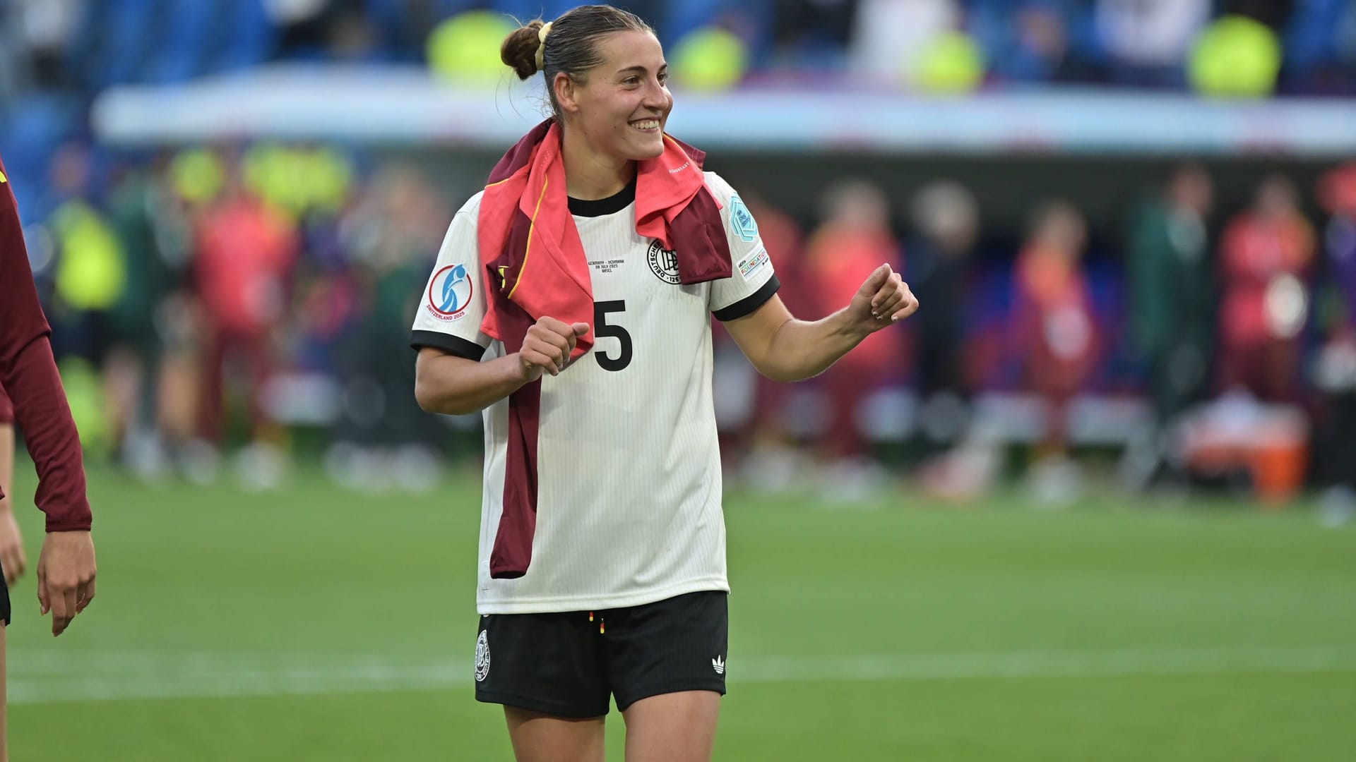 Auch ohne die verletzte Kapitänin gewinnen die deutschen Frauen ihr zweites Gruppenspiel bei der EM. Nicht nur Gwinns Ersatz kann sich dabei ins Rampenlicht spielen. Die Mannschaft in der Einzelkritik nach dem Sieg gegen Dänemark.