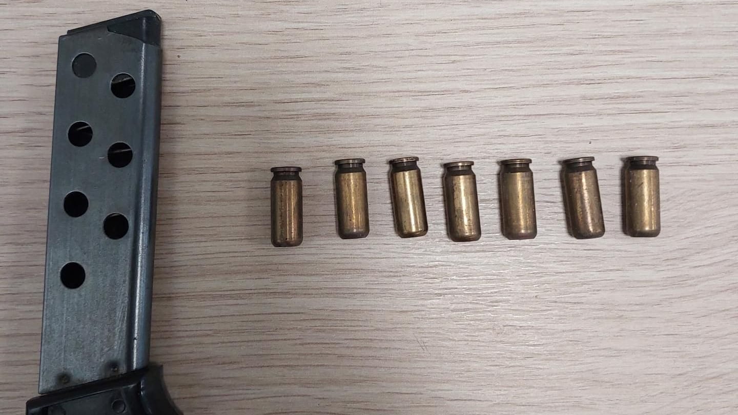Das Sichergestellte Magazin mit Patronen: Der Mann gab an, die Waffe in seinem Rucksack vergessen zu haben.