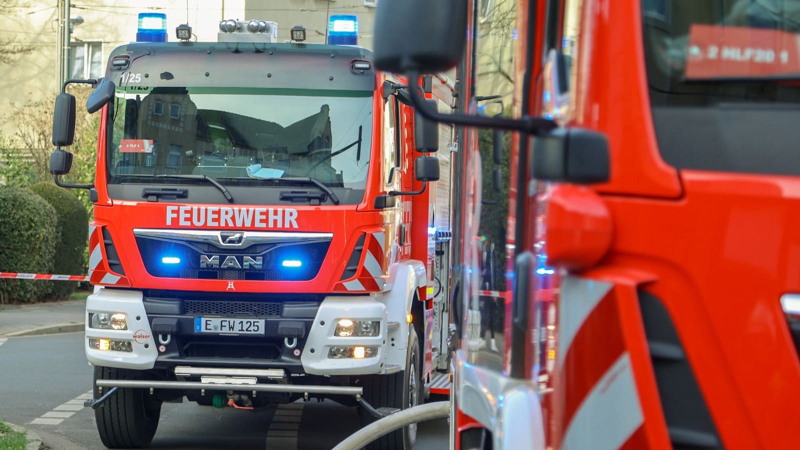 Autos der Essener Feuerwehr: Eine 52-Jährige musste nach einem Küchenbrand aus ihrer Wohnung gerettet werden.