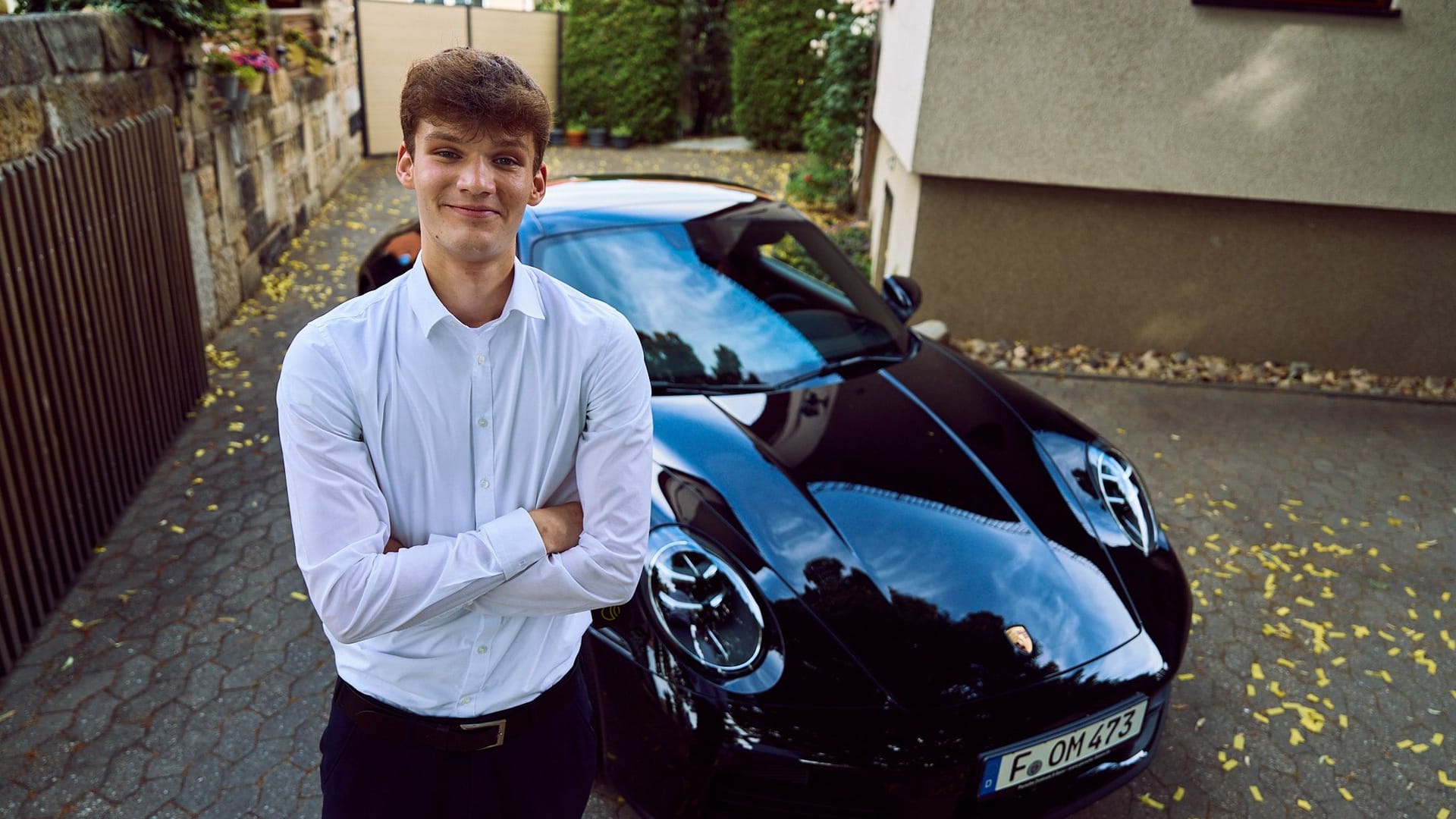 Johannes P. aus Dresden mit seinem Porsche 911 im Wert von 160.000 Euro: Nach der "Turbo-Fahrschule" will er mit seiner Oma eine Spritztour machen.