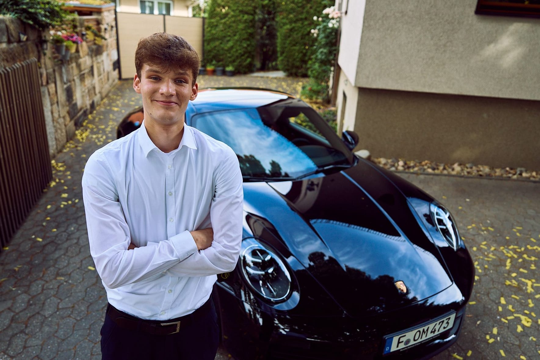 Johannes P. aus Dresden mit seinem Porsche 911 im Wert von 160.000 Euro: Nach der "Turbo-Fahrschule" will er mit seiner Oma eine Spritztour machen.