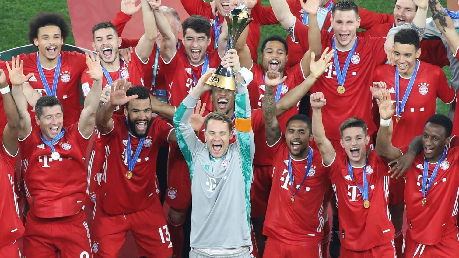 Klub-WM-Sieger: Die damalige Bayern-Mannschaft um Kapitän Manuel Neuer (M.) feiert den Erfolg im Februar 2021.