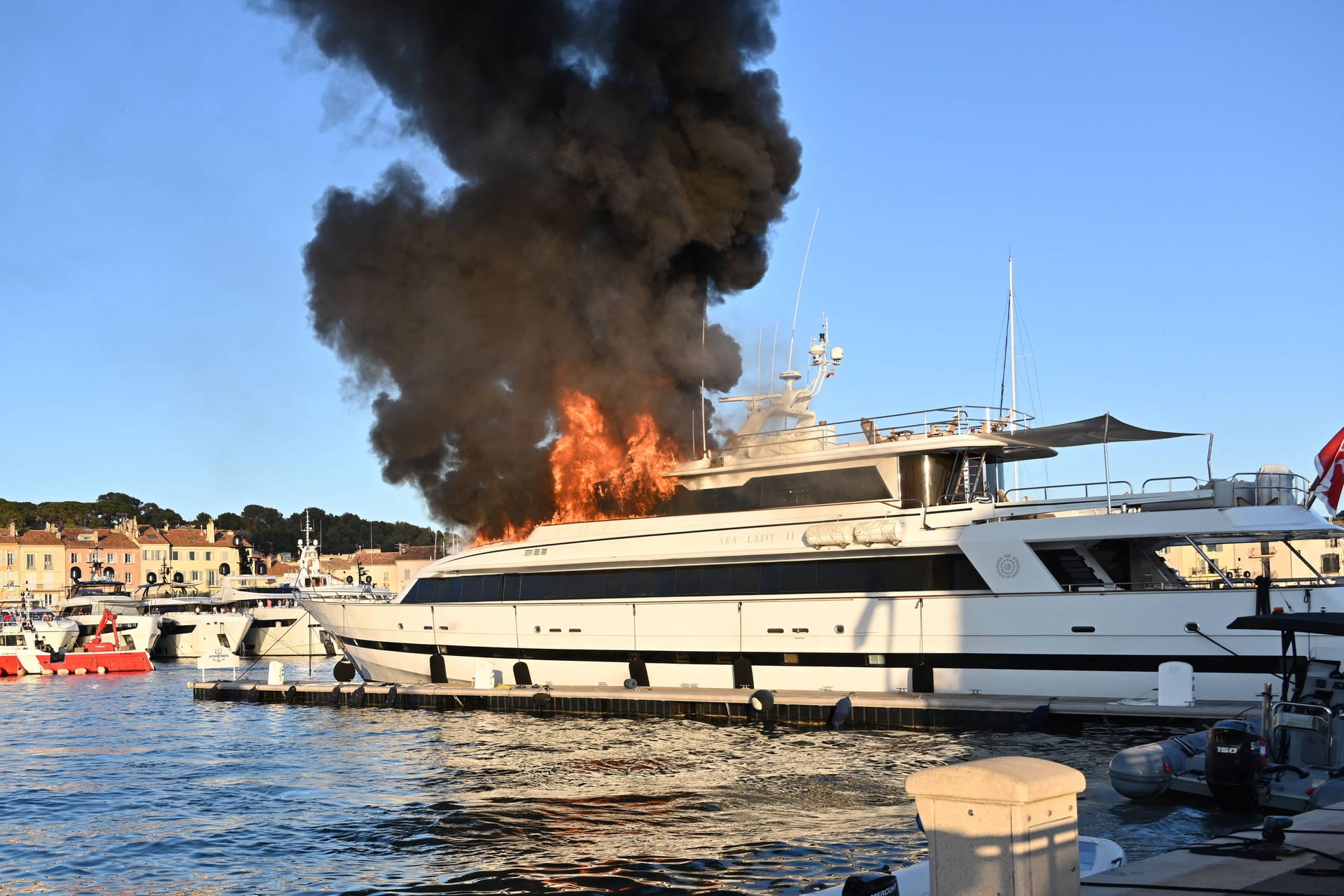 Die 41 Meter lange Superyacht "Sea Lady 2" steht in Brand.