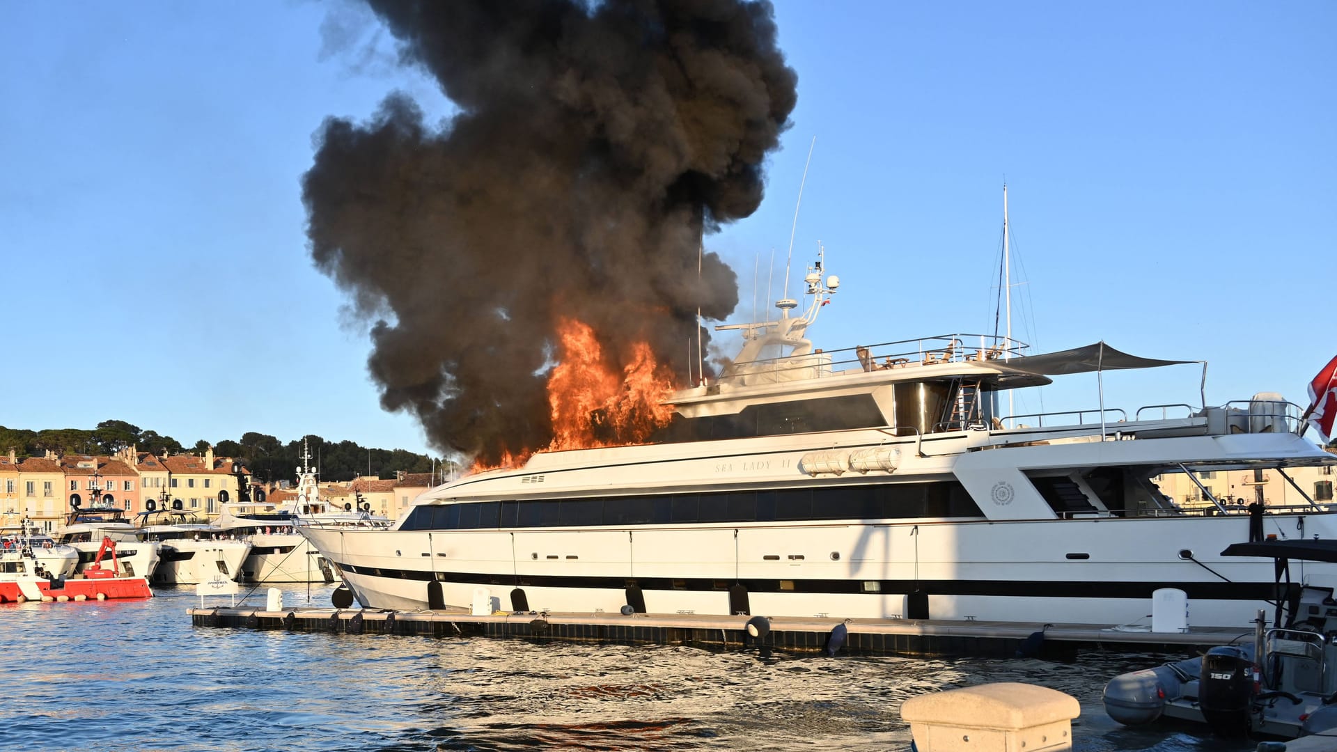 Die 41 Meter lange Superyacht "Sea Lady 2" steht in Brand.